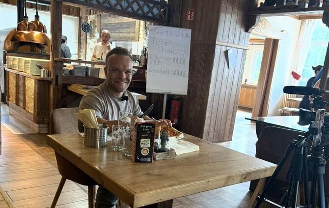 Niko Kappel hat es gewagt und am Ebnisee von der scharfen Pizza gegessen.