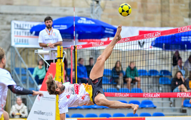 Spektakuläre Sprünge im Sand: Bei den "Beach Days" bekommen Kinder und Jugendliche Einblicke in den Sport. Hier im Bild: Sportle