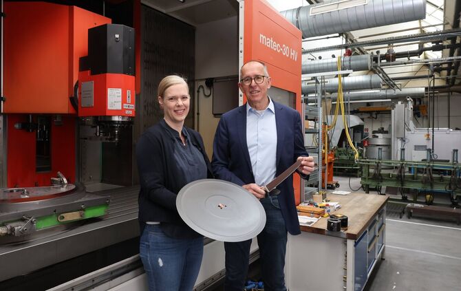 Silvie Giesser-Reinhard und Hermann Giesser in der Produktionshalle der Firma Alfred Giesser in Birkmannsweiler.