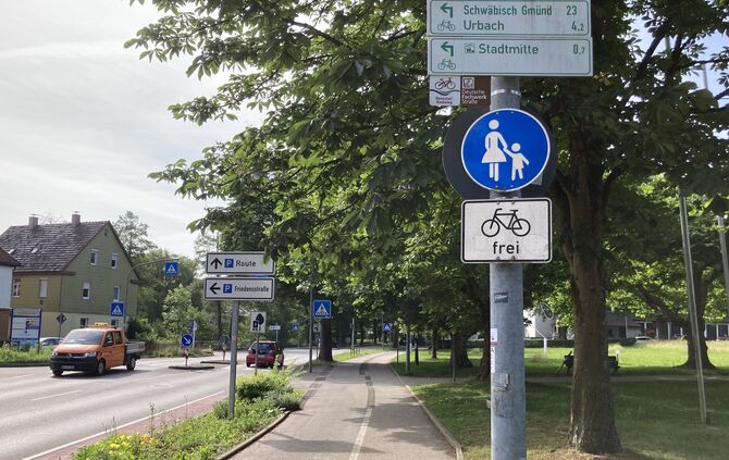 Der kombinierte Geh- und Radweg an der Burgstraße mündet neuerdings am Übergang zur Aichenbachstraße in einen Gehweg, auf dem au