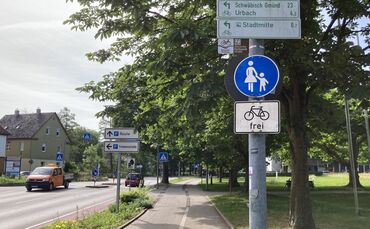 Der kombinierte Geh- und Radweg an der Burgstraße mündet neuerdings am Übergang zur Aichenbachstraße in einen Gehweg, auf dem au