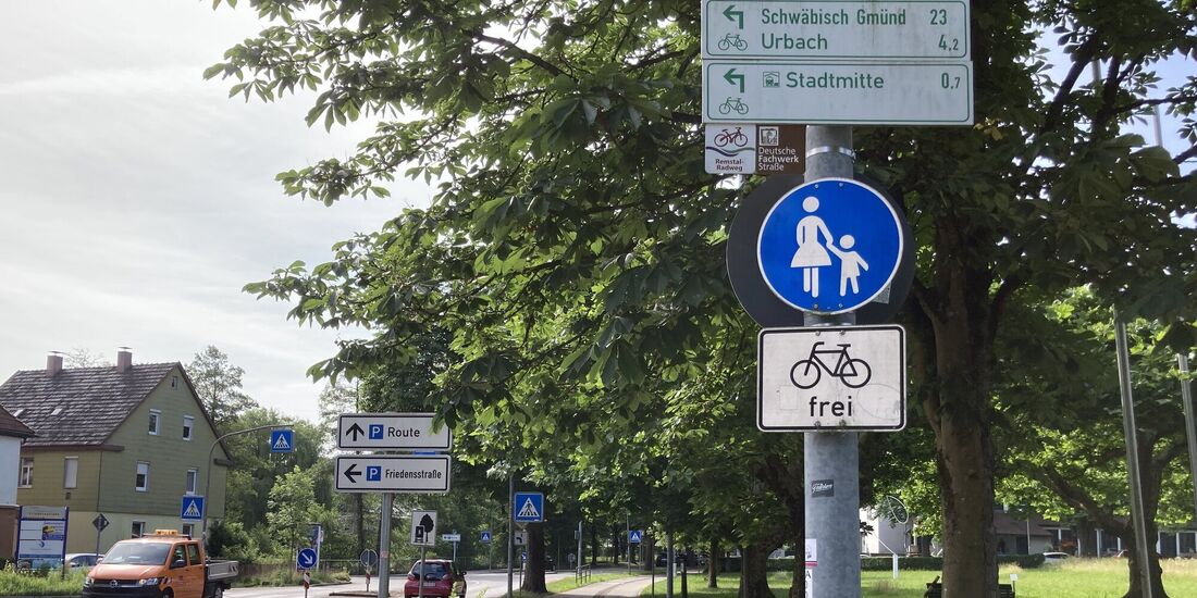Der kombinierte Geh- und Radweg an der Burgstraße mündet neuerdings am Übergang zur Aichenbachstraße in einen Gehweg, auf dem au