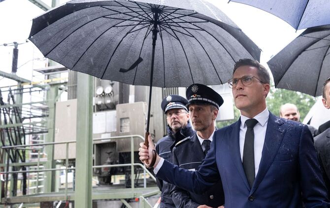 Innenminister Hagel besucht Umspannwerk nach Brand