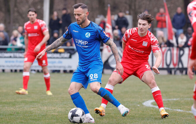 Gianni Mollo (rechts im Trikot der TSG Backnang) im Duell mit Lukas Kiefer von den Stuttgarter Kickers (am Ball).