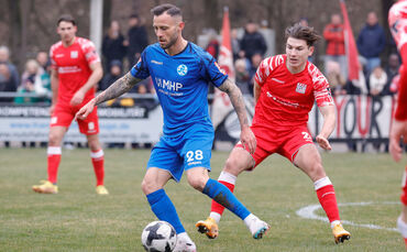 Gianni Mollo (rechts im Trikot der TSG Backnang) im Duell mit Lukas Kiefer von den Stuttgarter Kickers (am Ball).