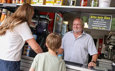 Kersten Kubitzsch im Kiosk des Ziegeleiseebads.