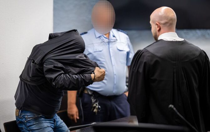 Prozessauftakt nach Fund von Leiche in Koffer
