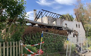 Inzwischen hat die Familie eine Wohnung beziehen können. Für die Oma und ihren Hund der Familie wird weiterhin ein neues Domizil