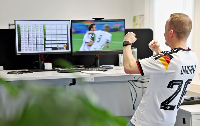 Fußballfieber im Büro? Die Lokalredaktion in Winnenden beschäftigt sich jedenfalls bereits mit dem WM-Turnier.