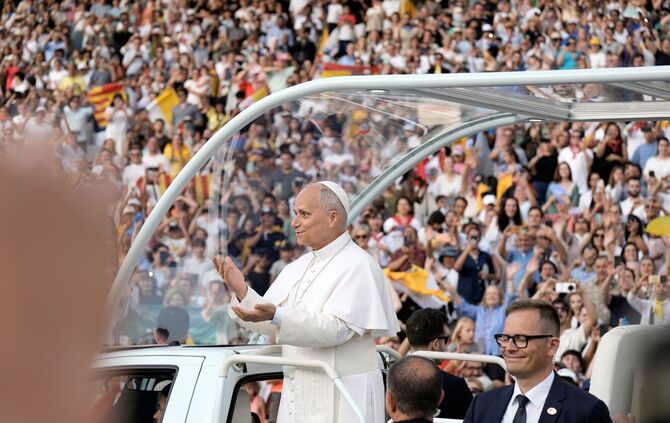 Papst Leo XIV. besucht Spanien - Olympiastadion