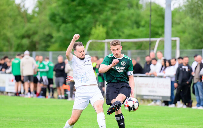 Der TV Weiler/Rems um Kapitän Yannick Specht (links, gegen Steinbachs Jonas Kolb) spielt weiterhin in der Kreisliga A.