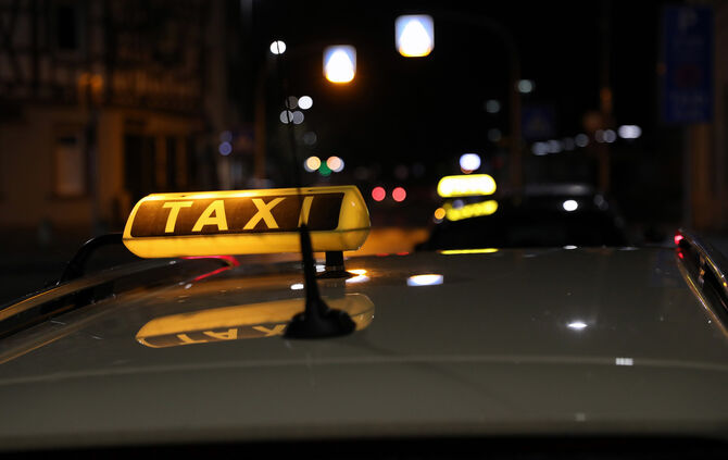 Der alkoholisierte Fahrgast wurde zunehmend aggressiv gegenüber dem Taxifahrer (Symbolfoto).