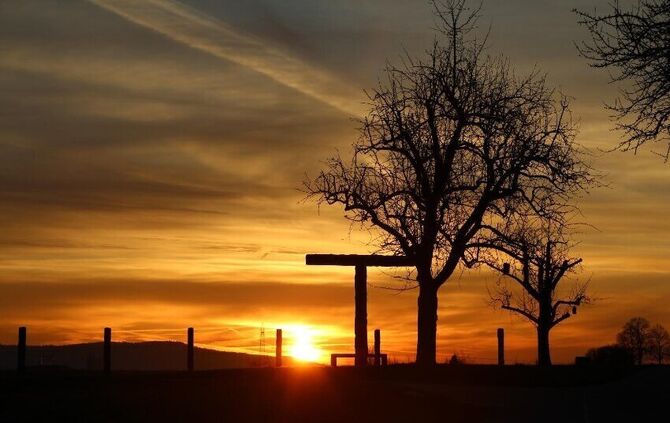 Die Station "Zeit" am Besinnungsweg Fellbach bei Sonnenaufgang – Ort der Morgenmeditation am 21. Juni.