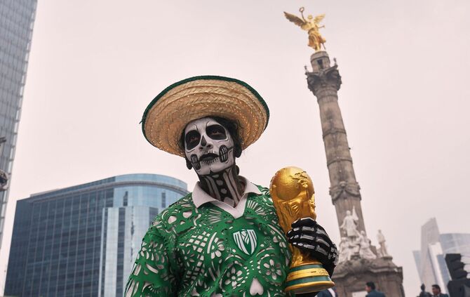 Vor der Fußball-WM - La-Ola-Welle in Mexiko
