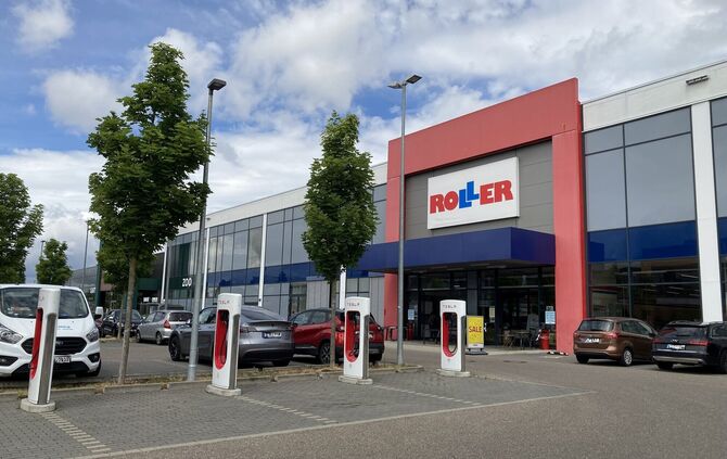 Eingang zu Möbel Roller am Fachmarktzentrum Waiblinger Tor.