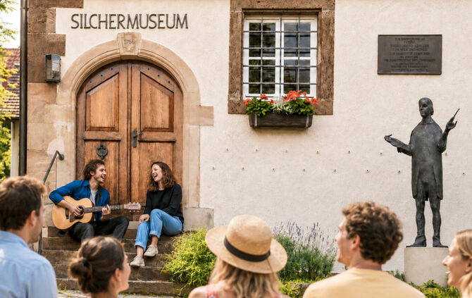Straßenmusik vor dem Silchermuseum bei der Fête de la Musique in Weinstadt.