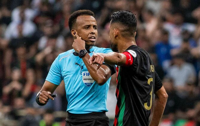Für ihn endete der WM-Traum an der Grenzkontrolle: Schiedsrichter Omar Artan. (Archivbild)