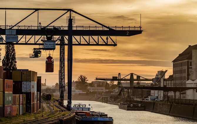 Container werden im Osthafen entladen