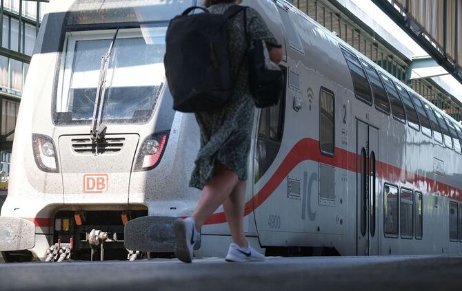Ein IC der Deutschen Bahn wurde in Böblingen geräumt. (Symbolbild)