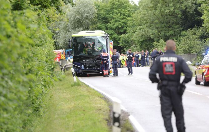 Zwei Busse stoßen zusammen - mehrere Kinder verletzt