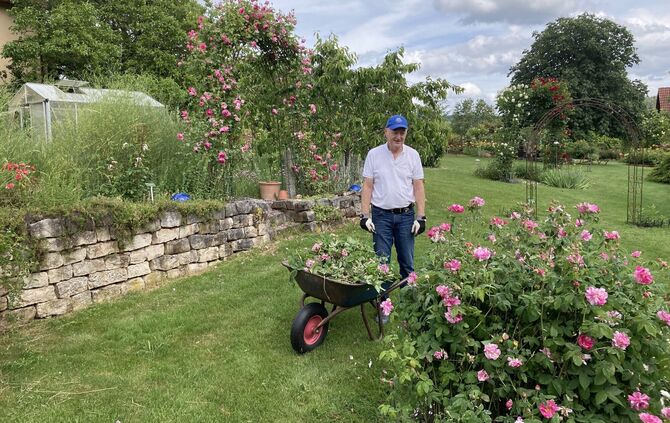 Für Edmund Schmid ist die Gartenarbeit Vergnügen.