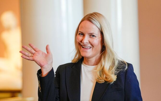 Mette-Marit mit Sauerstoffgerät bei offiziellem Termin