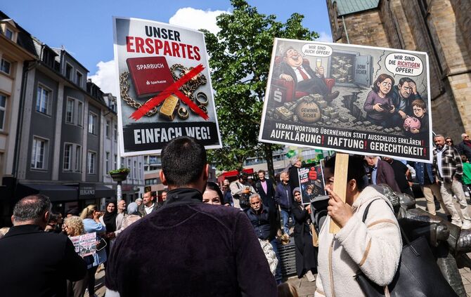 Protestkundgebung zum Sparkasseneinbruch in Gelsenkirchen