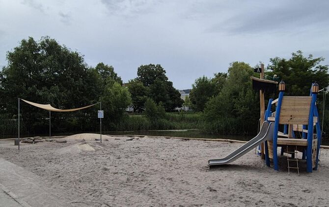 Neben dem Piratenschiff war immer eine Wasserstelle (links) für Kinder zum Planschen – die wird schmerzlich vermisst. Aber dazu