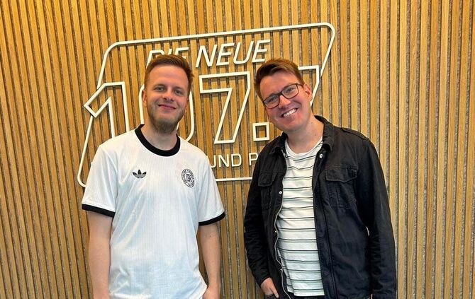Moritz Wagner (links) und Daniel Haug vor der Podcast-Aufnahme im Studio bei DIE NEUE 107.7.