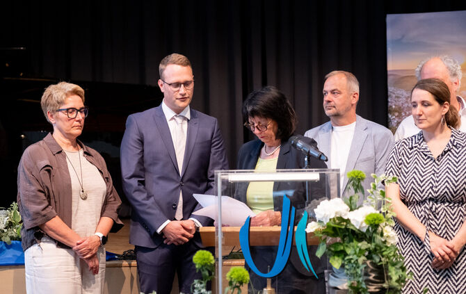 Umringt von den Mitgliedern des Urbacher Gemeinderats legte der neue Bürgermeister Marcel Schindler den Amtseid ab.
