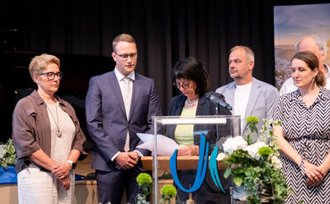 Umringt von den Mitgliedern des Urbacher Gemeinderats legte der neue Bürgermeister Marcel Schindler den Amtseid ab.