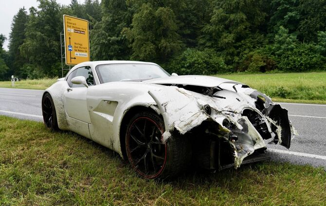 Teurer Unfall: Auf regennasser Straße prallt der Luxuswagen gegen die Leitplanke.