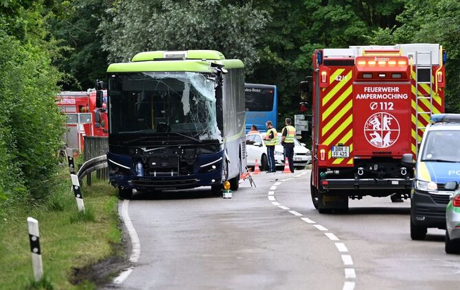 Zwei Busse stoßen in Oberbayern zusammen - mehrere Verletzte
