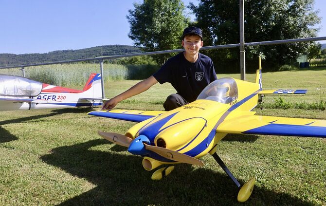 Lars Kaschel (16) ist ein begeisterter Modellfliegerpilot. Schon als kleiner Junge war er mit seinem Uropa bei den Flugtagen dab