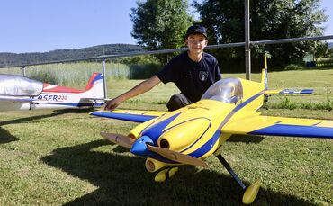 Lars Kaschel (16) ist ein begeisterter Modellfliegerpilot. Schon als kleiner Junge war er mit seinem Uropa bei den Flugtagen dab