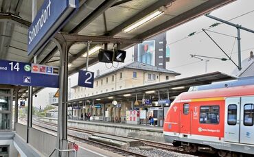 Mann verliert am Bahnhof die Berherrschung. (Symbolbild)