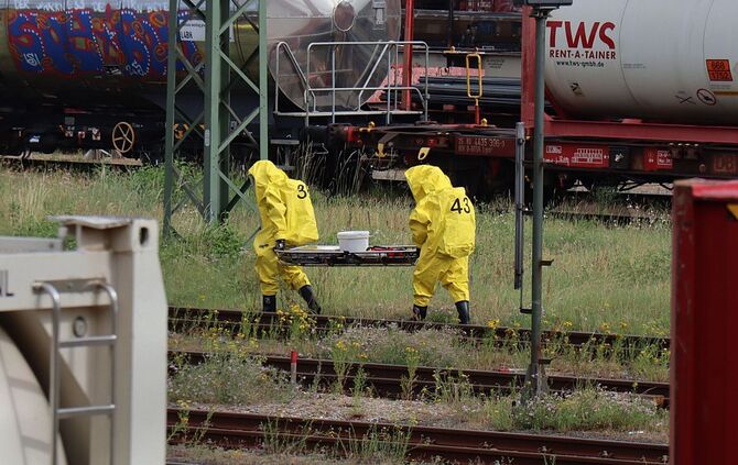Salzsäure tritt aus Kesselwagen