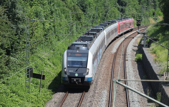 600.000 Menschen in der Region Stuttgart nutzen das Deutschlandticket, um mit Bus und Bahn zu fahren. (Symbolbild)