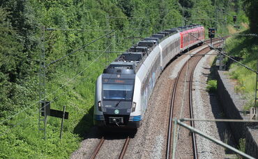 600.000 Menschen in der Region Stuttgart nutzen das Deutschlandticket, um mit Bus und Bahn zu fahren. (Symbolbild)