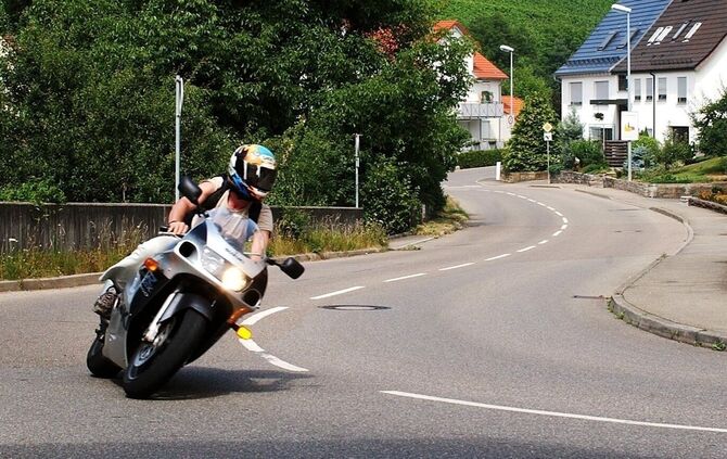 Die Polizei sucht Zeugen nach einer Motorrad-Flucht. (Symbolbild)
