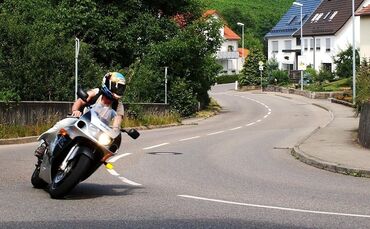 Die Polizei sucht Zeugen nach einer Motorrad-Flucht. (Symbolbild)