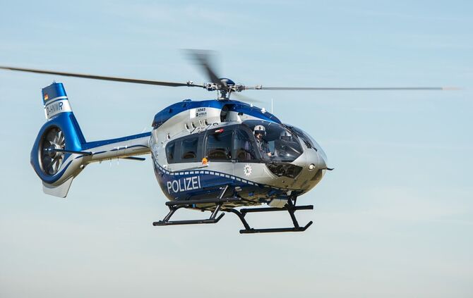 Derweil sucht die Polizei mit einem Hubschrauber nach dem Täter. (Symbolbild)