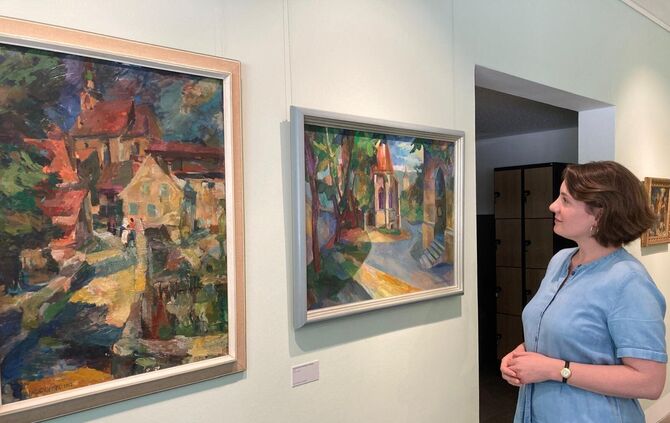 Museumsleiterin Kristina Kraemer vor zwei Waiblingen-Motiven von Friedrich Laubengeiger.