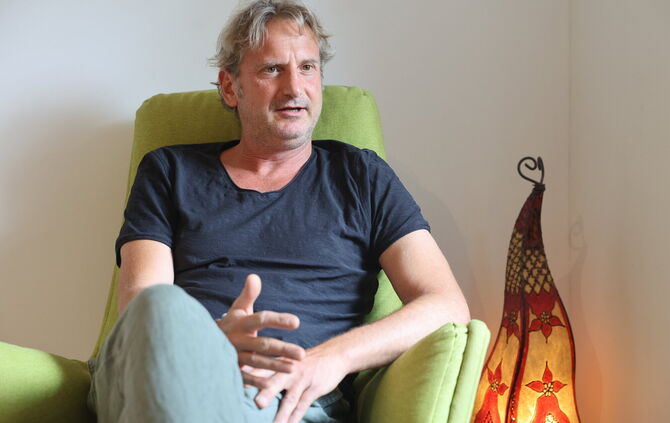 Michael Joos ist als Heilpraktiker sein eigener Chef. Diese Freiheit zu haben, schätzt er sehr.