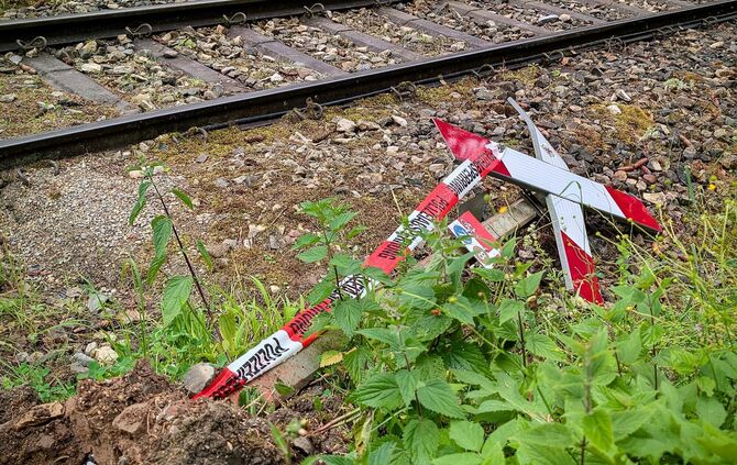 Das herausgerissene Andreaskreuz an dem Bahnübergang.