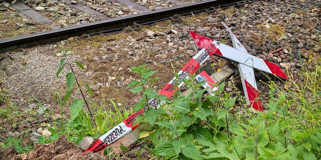 Das herausgerissene Andreaskreuz an dem Bahnübergang.