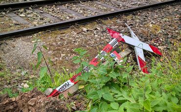 Das herausgerissene Andreaskreuz an dem Bahnübergang.