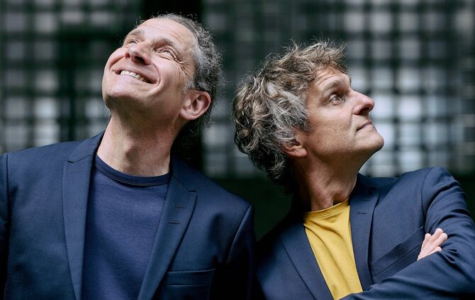Das Comedy-Duo JUNGE JUNGE! begeistert das Publikum mit seiner ZauberComedy-Show "Glücksmomente".