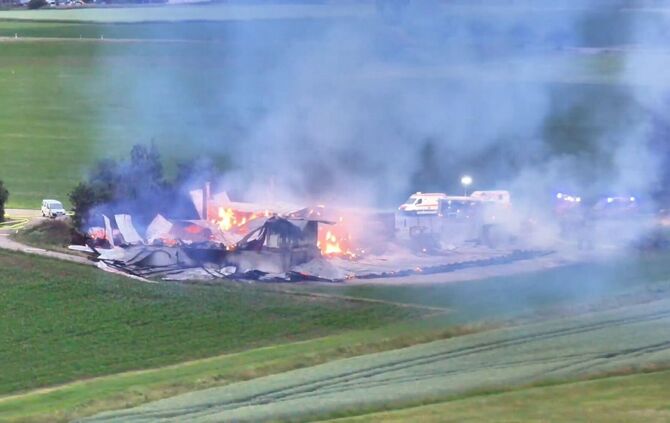 Feuer zerstört Lagerhalle - Schaden in Millionenhöhe