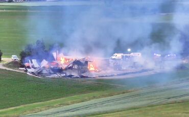 Feuer zerstört Lagerhalle - Schaden in Millionenhöhe